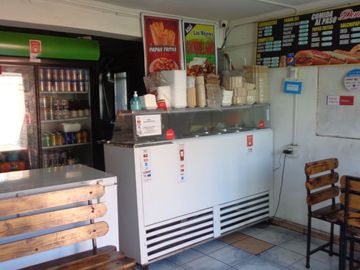 Venta de amplia Casa 2 Pisos + Local Comercial, El Bosque