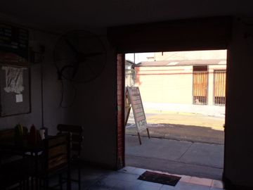 Venta de amplia Casa 2 Pisos + Local Comercial, El Bosque