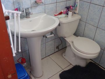 Venta de amplia Casa 2 Pisos + Local Comercial, El Bosque