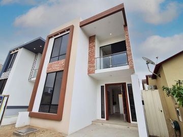 Venta de casa de 2 plantas a estrenar con acabados modernos, Urbanización Villa Club etapa Kripton, Av. León Febres Cordero, Norte de Guayaquil