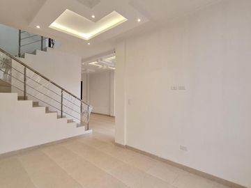 Venta de casa de 2 plantas a estrenar con acabados modernos, Urbanización Villa Club etapa Kripton, Av. León Febres Cordero, Norte de Guayaquil