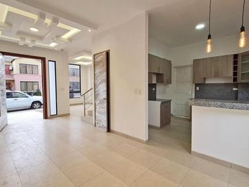 Venta de casa de 2 plantas a estrenar con acabados modernos, Urbanización Villa Club etapa Kripton, Av. León Febres Cordero, Norte de Guayaquil