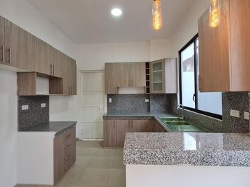 Venta de casa de 2 plantas a estrenar con acabados modernos, Urbanización Villa Club etapa Kripton, Av. León Febres Cordero, Norte de Guayaquil