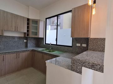 Venta de casa de 2 plantas a estrenar con acabados modernos, Urbanización Villa Club etapa Kripton, Av. León Febres Cordero, Norte de Guayaquil