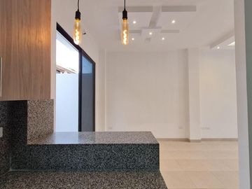 Venta de casa de 2 plantas a estrenar con acabados modernos, Urbanización Villa Club etapa Kripton, Av. León Febres Cordero, Norte de Guayaquil