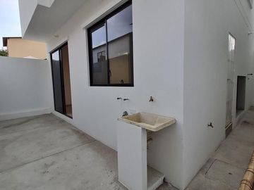 Venta de casa de 2 plantas a estrenar con acabados modernos, Urbanización Villa Club etapa Kripton, Av. León Febres Cordero, Norte de Guayaquil