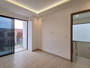 Venta de casa de 2 plantas a estrenar con acabados modernos, Urbanización Villa Club etapa Kripton, Av. León Febres Cordero, Norte de Guayaquil