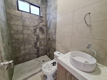 Venta de casa de 2 plantas a estrenar con acabados modernos, Urbanización Villa Club etapa Kripton, Av. León Febres Cordero, Norte de Guayaquil