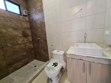 Venta de casa de 2 plantas a estrenar con acabados modernos, Urbanización Villa Club etapa Kripton, Av. León Febres Cordero, Norte de Guayaquil