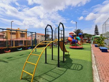 Venta de casa de 2 plantas a estrenar con acabados modernos, Urbanización Villa Club etapa Kripton, Av. León Febres Cordero, Norte de Guayaquil