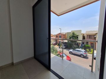 Venta de casa de 2 plantas a estrenar con acabados modernos, Urbanización Villa Club etapa Kripton, Av. León Febres Cordero, Norte de Guayaquil