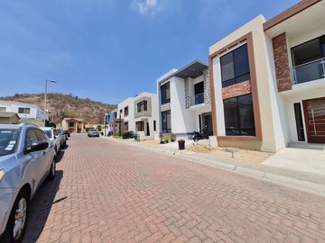 Venta de casa de 2 plantas a estrenar con acabados modernos, Urbanización Villa Club etapa Kripton, Av. León Febres Cordero, Norte de Guayaquil