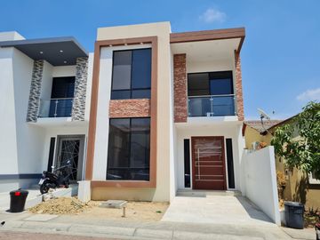 Venta de casa de 2 plantas a estrenar con acabados modernos, Urbanización Villa Club etapa Kripton, Av. León Febres Cordero, Norte de Guayaquil