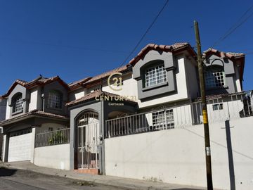 Venta de hermosa casa de 4 recámaras y 3 baños completos en Villa Fontana.