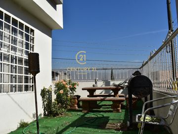 Venta de hermosa casa de 4 recámaras y 3 baños completos en Villa Fontana.