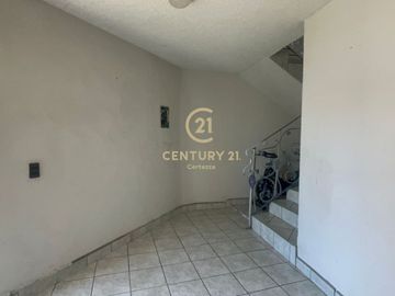Venta de hermosa casa de 4 recámaras y 3 baños completos en Villa Fontana.
