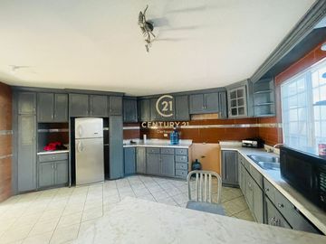 Venta de hermosa casa de 4 recámaras y 3 baños completos en Villa Fontana.