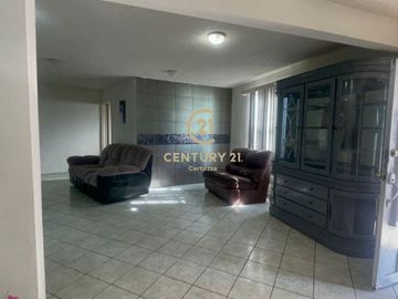 Venta de hermosa casa de 4 recámaras y 3 baños completos en Villa Fontana.