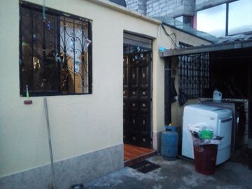 A LA MEJOR PROPUESTA VENDO CASA RENTERA SECTOR LA MAGDALENA (ALTA) QUITO ECUADOR