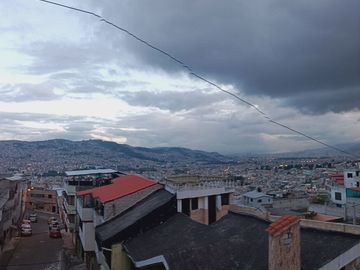 A LA MEJOR PROPUESTA VENDO CASA RENTERA SECTOR LA MAGDALENA (ALTA) QUITO ECUADOR