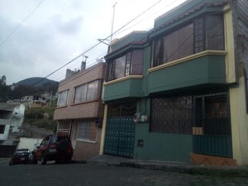 A LA MEJOR PROPUESTA VENDO CASA RENTERA SECTOR LA MAGDALENA (ALTA) QUITO ECUADOR
