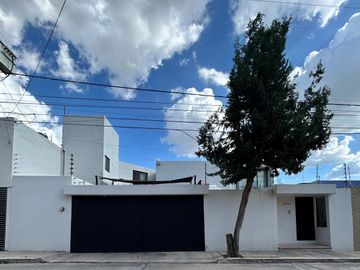 CASA EN VENTA EN FRACCIONAMIENTO LOS BOSQUES