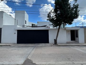 CASA EN VENTA EN FRACCIONAMIENTO LOS BOSQUES