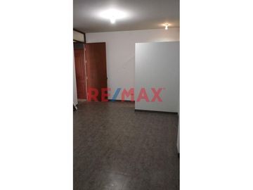 Amplia Casa En Venta En Urb Los Pinos De Santa Rosa Smp
