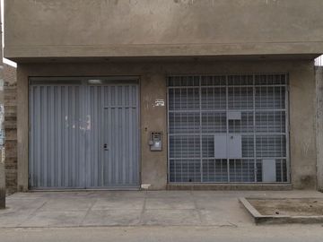 Amplia Casa En Venta En Urb Los Pinos De Santa Rosa Smp