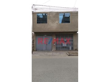 Amplia Casa En Venta En Urb Los Pinos De Santa Rosa Smp
