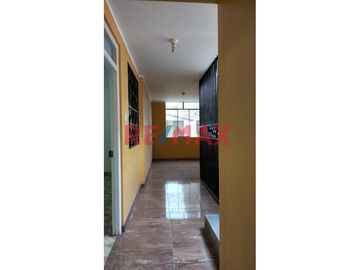 Amplia Casa En Venta En Urb Los Pinos De Santa Rosa Smp