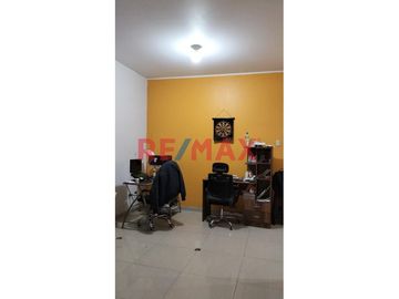 Amplia Casa En Venta En Urb Los Pinos De Santa Rosa Smp