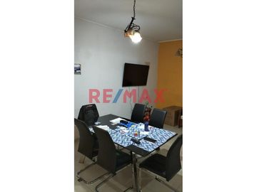 Amplia Casa En Venta En Urb Los Pinos De Santa Rosa Smp