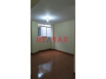 Amplia Casa En Venta En Urb Los Pinos De Santa Rosa Smp