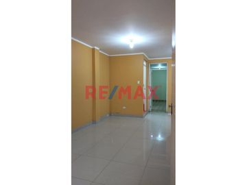 Amplia Casa En Venta En Urb Los Pinos De Santa Rosa Smp
