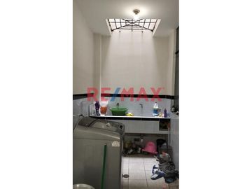 Amplia Casa En Venta En Urb Los Pinos De Santa Rosa Smp