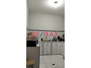 Amplia Casa En Venta En Urb Los Pinos De Santa Rosa Smp