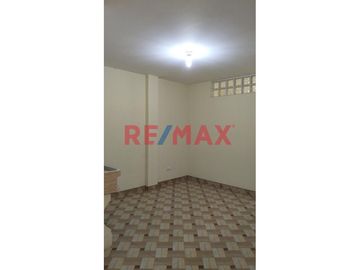 Amplia Casa En Venta En Urb Los Pinos De Santa Rosa Smp