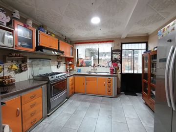 CASA RENTERA EN VENTA: EDIFICIO DE TRES DEPARTAMENTOS MAS CASA DE TRES PISOS EN VENTA