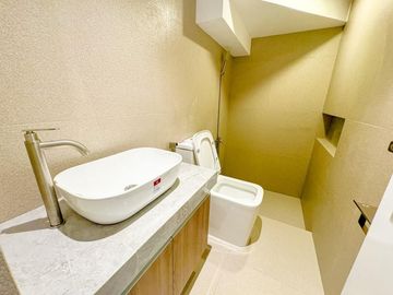 PRE-SELLING 4-5 Bedrooms Modern 3storey townhouse in Pilar very accessible going to Daang Hari