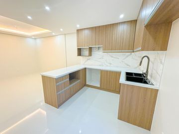 PRE-SELLING 4-5 Bedrooms Modern 3storey townhouse in Pilar very accessible going to Daang Hari