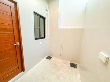 PRE-SELLING 4-5 Bedrooms Modern 3storey townhouse in Pilar very accessible going to Daang Hari