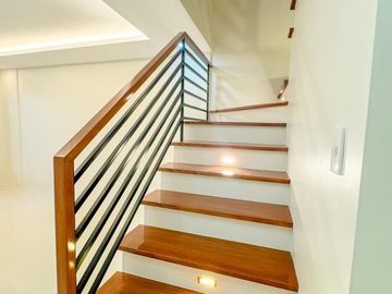 PRE-SELLING 4-5 Bedrooms Modern 3storey townhouse in Pilar very accessible going to Daang Hari