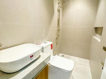 PRE-SELLING 4-5 Bedrooms Modern 3storey townhouse in Pilar very accessible going to Daang Hari