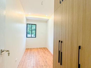 PRE-SELLING 4-5 Bedrooms Modern 3storey townhouse in Pilar very accessible going to Daang Hari