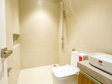 PRE-SELLING 4-5 Bedrooms Modern 3storey townhouse in Pilar very accessible going to Daang Hari