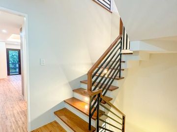 PRE-SELLING 4-5 Bedrooms Modern 3storey townhouse in Pilar very accessible going to Daang Hari
