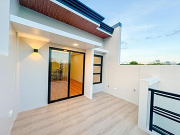 PRE-SELLING 4-5 Bedrooms Modern 3storey townhouse in Pilar very accessible going to Daang Hari