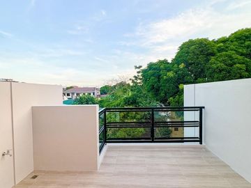 PRE-SELLING 4-5 Bedrooms Modern 3storey townhouse in Pilar very accessible going to Daang Hari