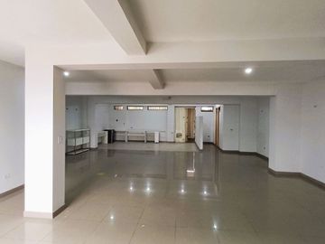 VENDO EDIFICIO COMERCIAL 5 PISOS EN AV TRAPICHE COMAS